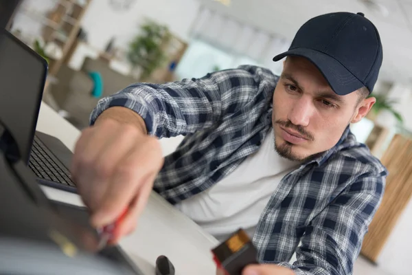 Man Repairing Laptop Using Screw Driver — Stock Photo, Image