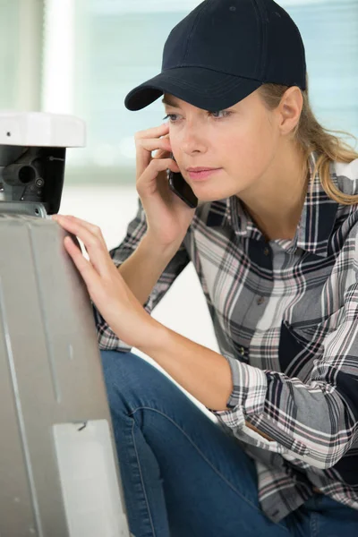 Kvinnlig Hantverkare Pratar Telefon — Stockfoto