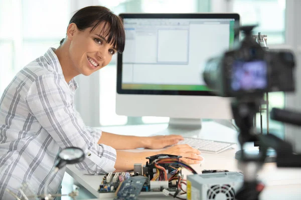 Mujer Feliz Está Haciendo Vlog —  Fotos de Stock