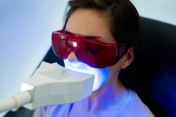 Mujer Joven Con Gafas Rojas Durante Proceso Merlán —  Fotos de Stock