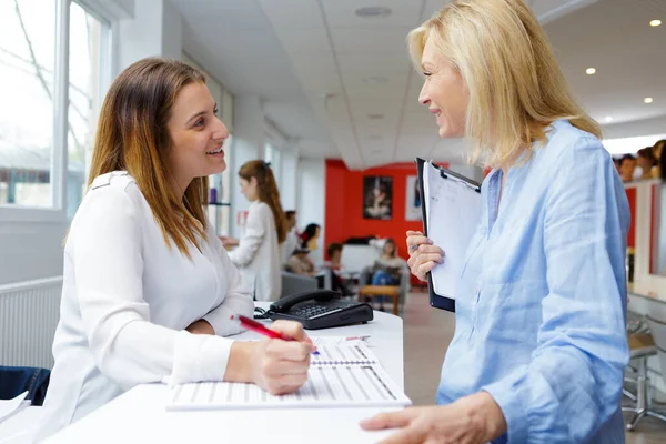 Vrouw Praten Met Collega Office — Stockfoto