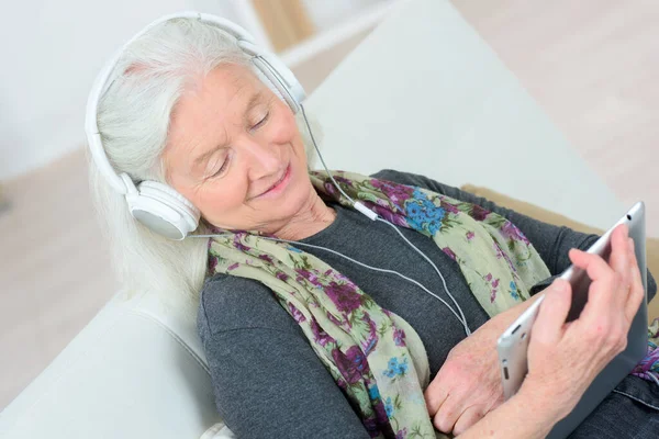 Porträtt Leende Kvinnliga Senior Som Lyssnar Musik — Stockfoto