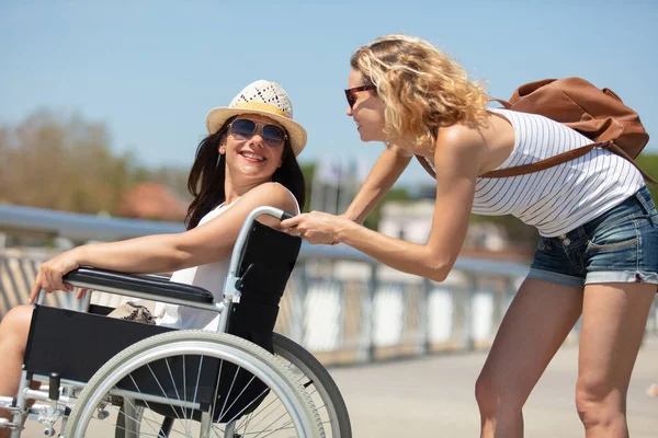 Инвалидная Девочка Инвалидном Кресле Своей Подругой Улице — стоковое фото