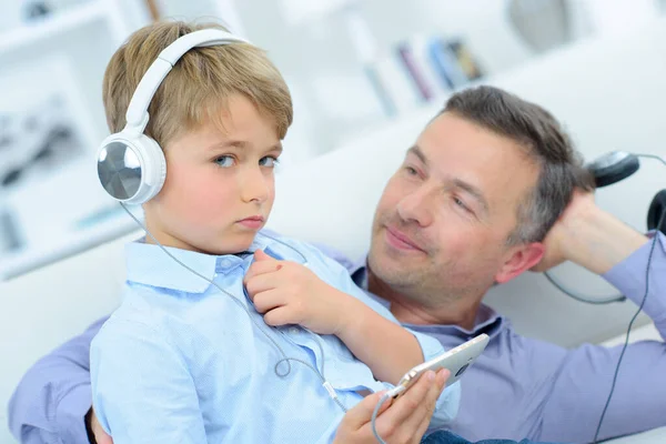 Άντρας Και Παιδί Ακουστικά Και Κινητό — Φωτογραφία Αρχείου