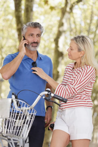Ηλικιωμένο Ζευγάρι Τον Ποδηλάτη Μιλώντας Στο Smartphone — Φωτογραφία Αρχείου
