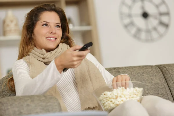 Mulher Feliz Assistindo Jogo Esporte Casa — Fotografia de Stock