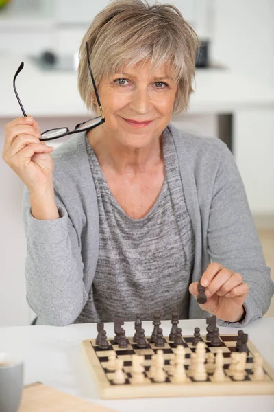 Porträt Einer Seniorin Die Ihrer Freizeit Schach Spielt — Stockfoto