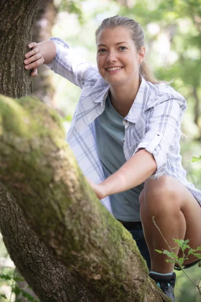 Junge Blonde Frau Klettert Einem Bergwald Auf Einen Baumstamm — Stockfoto