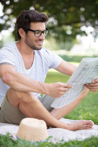 Homme Souriant Avec Journal Dans Parc — Photo