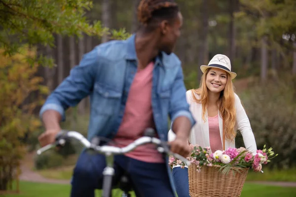 Ritratto Attraente Bella Coppia Sella Biciclette Con Cesto Fiore — Foto Stock