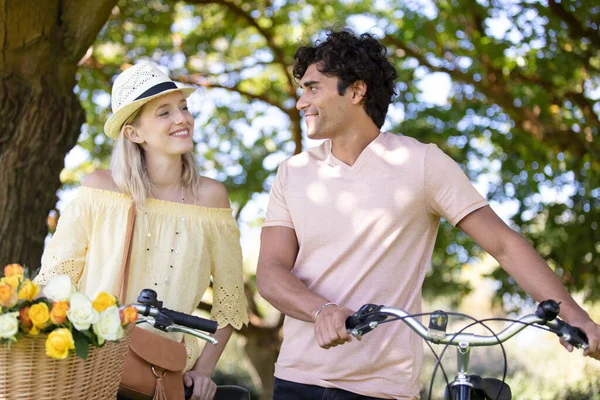 Pareja Joven Con Bicicleta Pie Parque —  Fotos de Stock