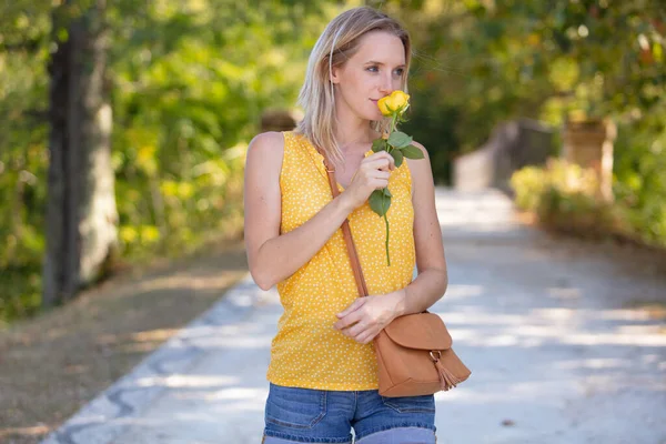 Vacker Flicka Attraktiv Modell Njuta Doft Blommor — Stockfoto