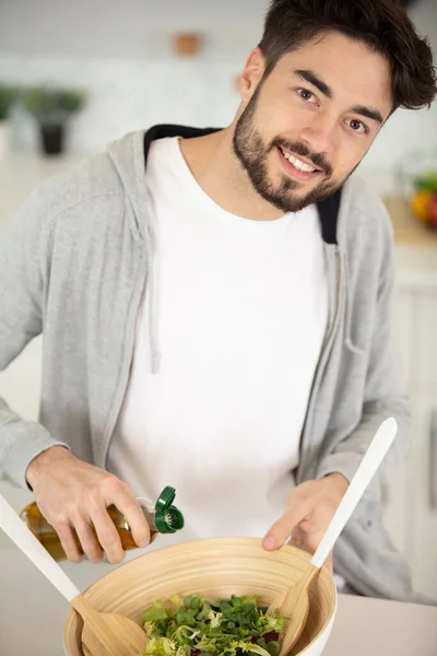Jonge Man Maakt Salade Thuis — Stockfoto