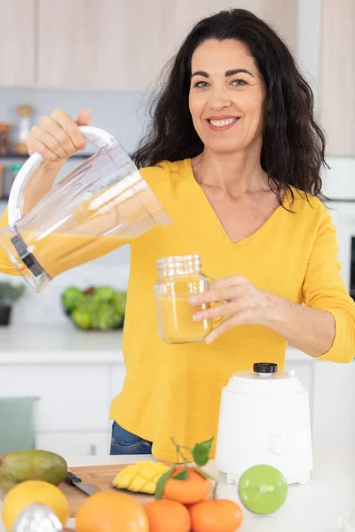 Schöne Lächelnde Frau Trinkt Frischen Orangensaft — Stockfoto