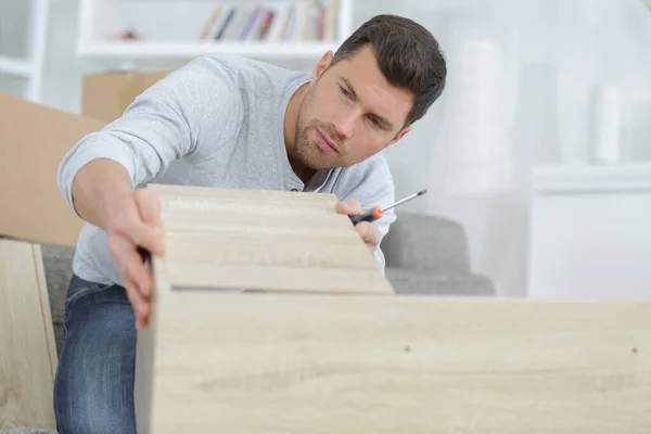Ein Mann Beim Zusammenbau Von Holzmöbeln — Stockfoto