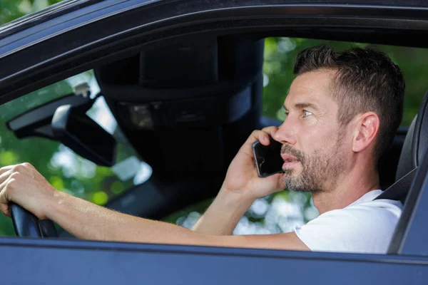 Uomo Guida Auto Durante Utilizzo Del Telefono Cellulare — Foto Stock