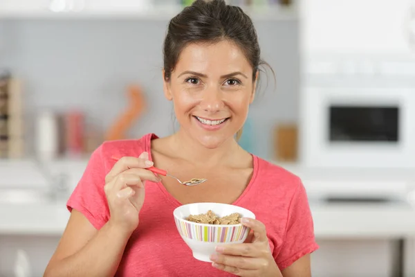 Een Gelukkige Gezonde Vrouw Ontbijten — Stockfoto