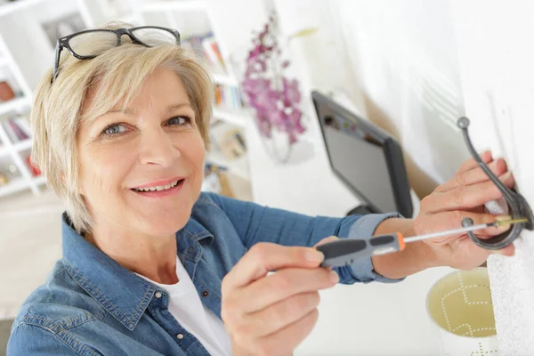 Mujer Mayor Instalación Ganchos — Foto de Stock