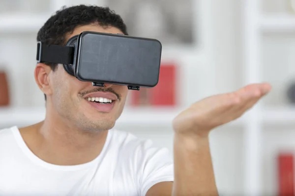 Attraente Uomo Indossando Occhiali Realtà Virtuale — Foto Stock