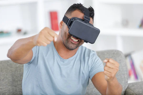 Muž Řídil Virtuální Realitě Sobě Futuristické Headset — Stock fotografie