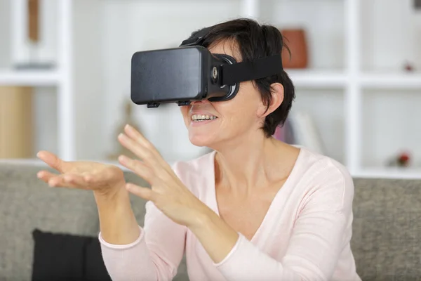 Γυναίκα Που Χρησιμοποιεί Μάσκα Κατά Διάρκεια Της Εμπειρίας Εικονικής Πραγματικότητας — Φωτογραφία Αρχείου