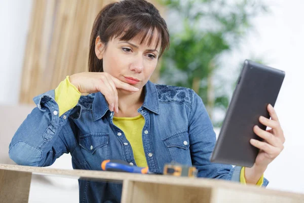 Mulher Usando Tablet Mulher — Fotografia de Stock