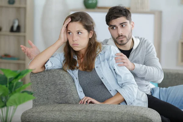 Skyldig Pojkvän Ber Förlåtelse — Stockfoto