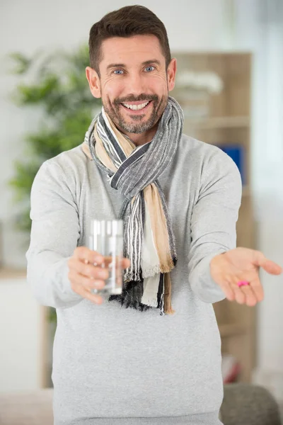 Hombre Con Barba Sostiene Vaso Agua — Foto de Stock