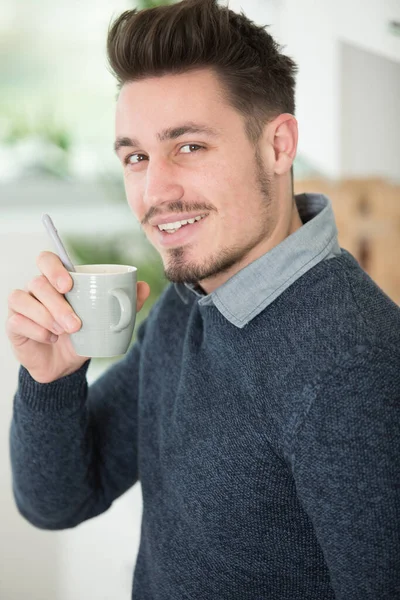 Man Met Kopje Koffie Glimlachend Naar Camera — Stockfoto