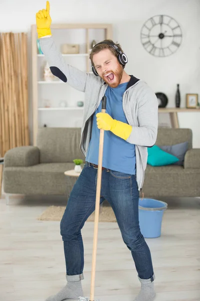 Divertido Marido Está Haciendo Tareas — Foto de Stock