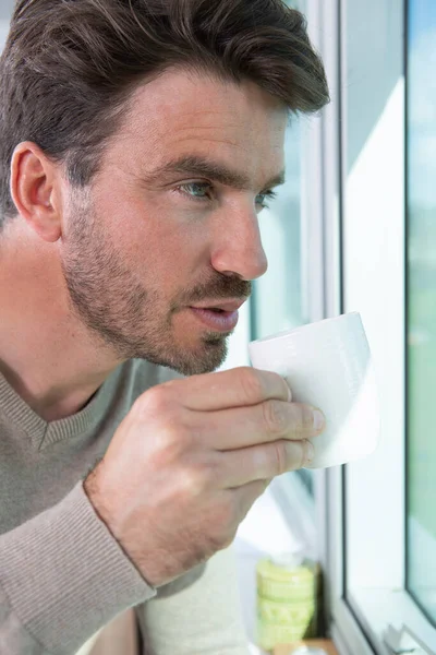 Man Stond Door Het Raam Met Koffie Sup — Stockfoto
