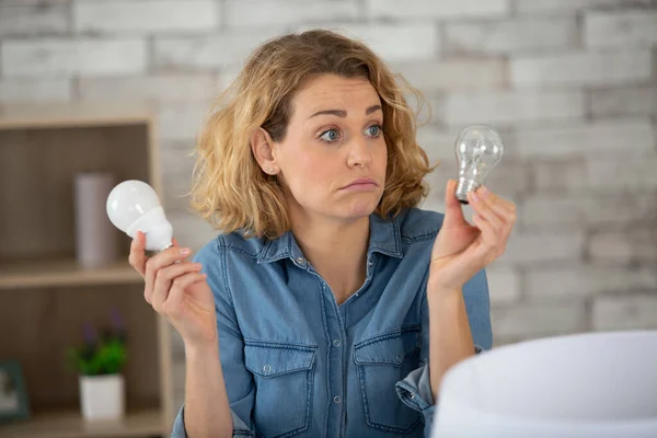 Mujer Elección Iluminación Energéticamente Eficiente —  Fotos de Stock