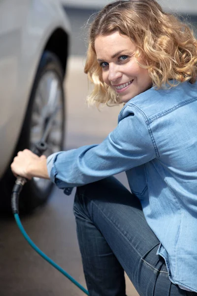 Kvinna Pumpning Bildäck Med Mekanisk Luftpump — Stockfoto