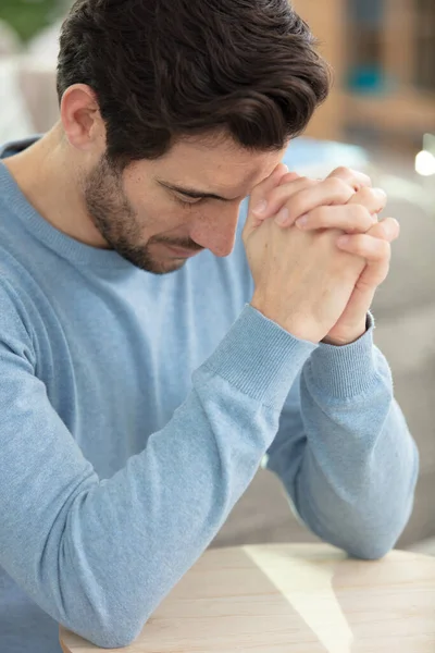 Θρησκευτικές Νεαρός Προσεύχεται Στο Θεό Στο Σπίτι — Φωτογραφία Αρχείου