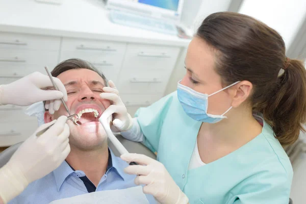 Dentista Femenino Con Paciente Masculino Consultorio Clínica Dental — Foto de Stock