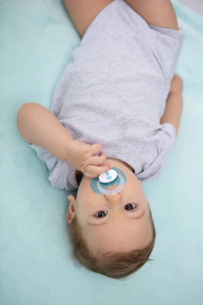 Hübsches Baby Liegt Auf Dem Teppich — Stockfoto