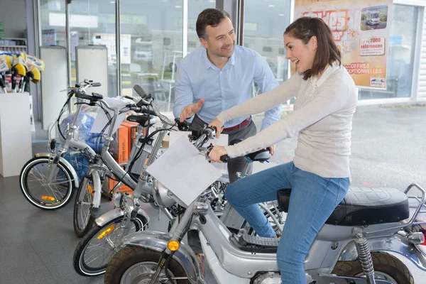 Donna Che Prova Bike Dalla Stazione Del Sistema Condivisione Biciclette — Foto Stock