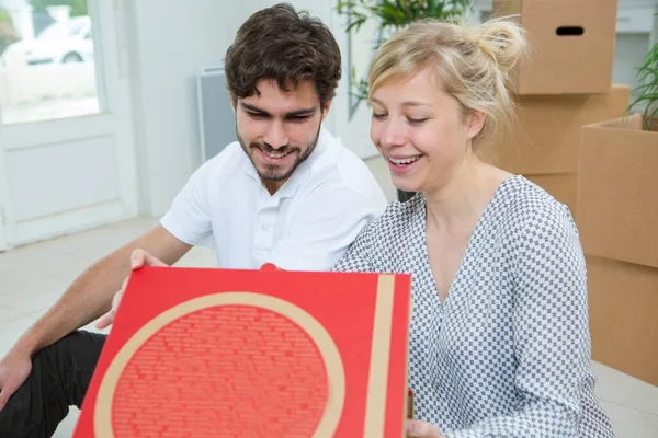 Unga Par Flyttar Nytt Hus Äter Pizza — Stockfoto