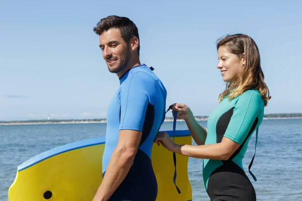 Jovem Casal Surfistas Bodyboard — Fotografia de Stock