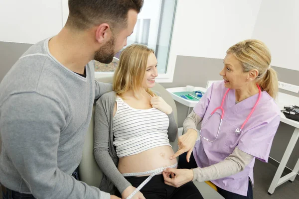 Werdende Eltern Mit Arzt Krankenhaus — Stockfoto