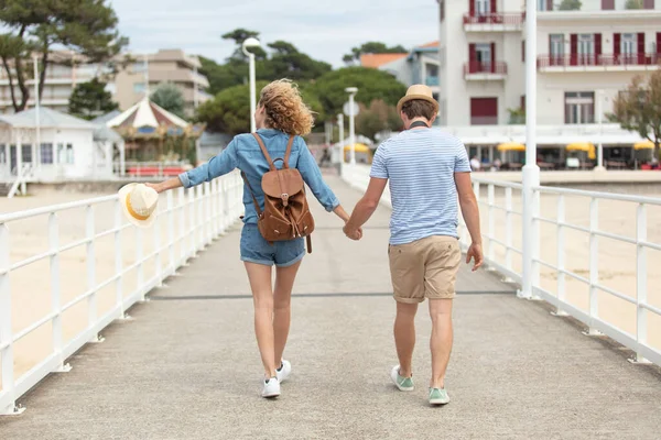 Belo Casal Andando Praia — Fotografia de Stock