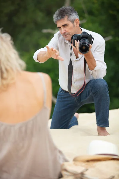 Homem Tirando Fotos Esposa — Fotografia de Stock