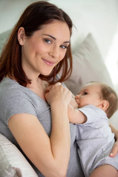 Femme Satisfaite Qui Allaite Son Bébé — Photo