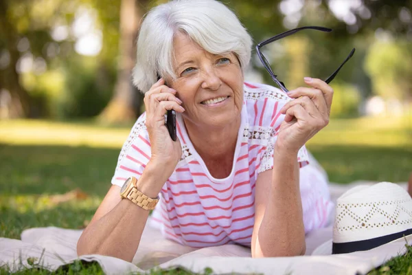 Senior Kvinna Prata Mobiltelefon Trädgården — Stockfoto