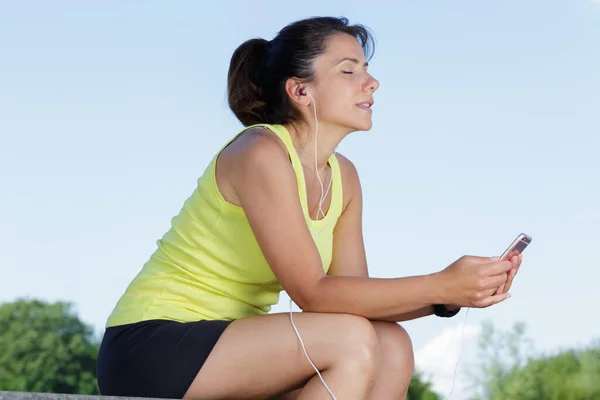 Beautiful Athlete Brunette Young Woman Listening Music — Stock Photo, Image