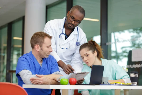 Équipe Médecins Travaillant Sur Ordinateur Portable Dans Bureau Médical — Photo