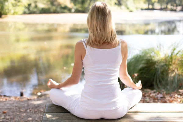 Joven Mujer Práctica Yoga Meditaion —  Fotos de Stock