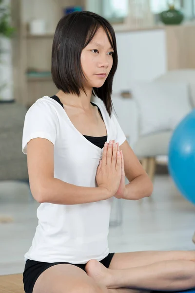 Kvinna Yoga Pose Hem — Stockfoto