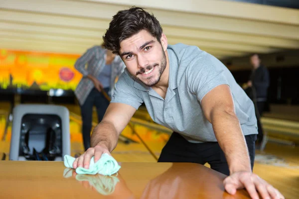 Portrait Man Cleaning Table Bowling Alley — Stock Photo, Image