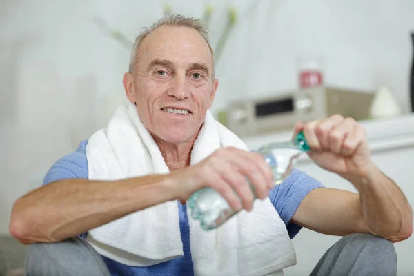 Homme Âgé Travaillant Avec Des Haltères Dans Salle Gym — Photo